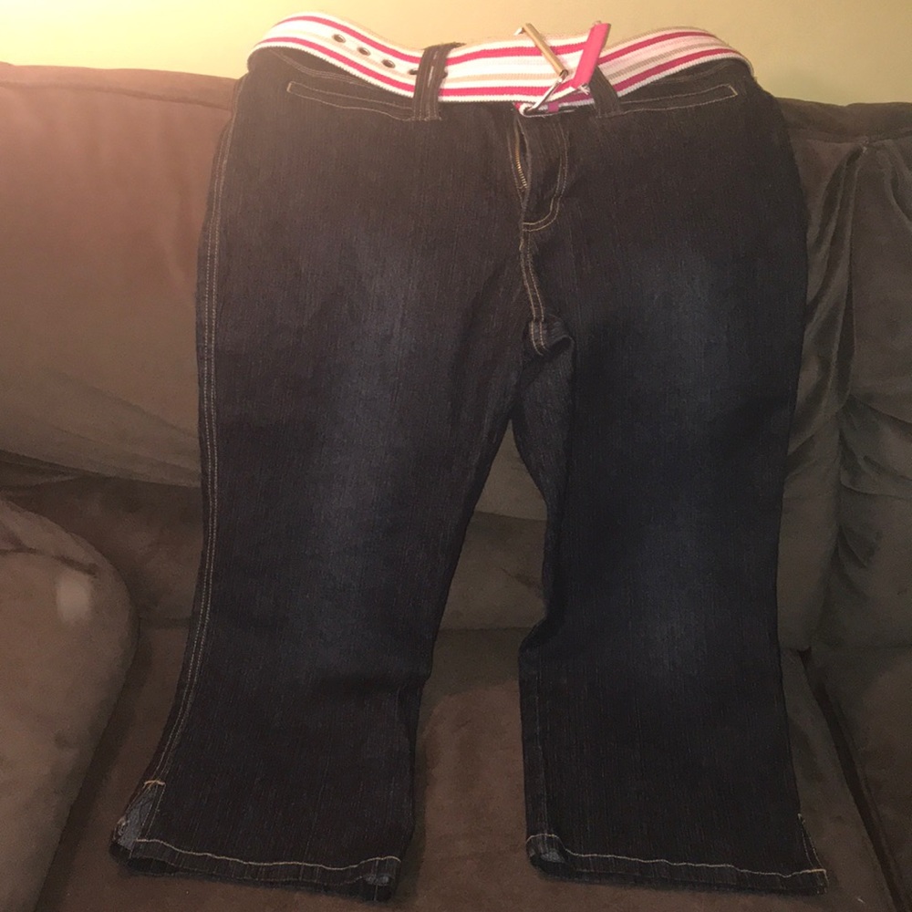 Dark blue jean capris.